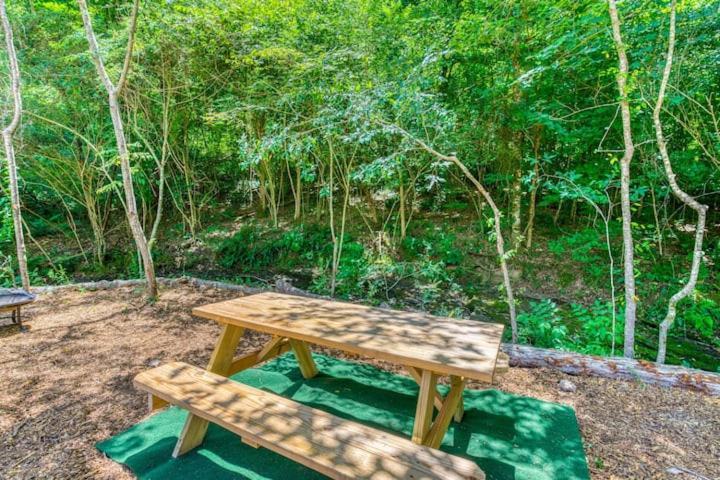 The Aries-A Stargazing, Luxury Glamping Tent Rogersville المظهر الخارجي الصورة